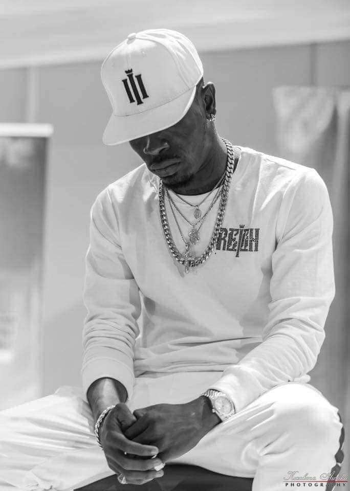 Shatta Wale Unveils His Latest ‘Alumi’ Chain – Claims It Costs Same As Sarkodie’s Range Rover (PHOTOS)