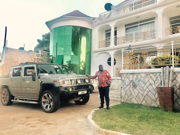 Who got the key to the city!! After Diamond Platnumz showed off his new hummer, Zari’s ex husband acquires a similar ride and a 3 story mansion