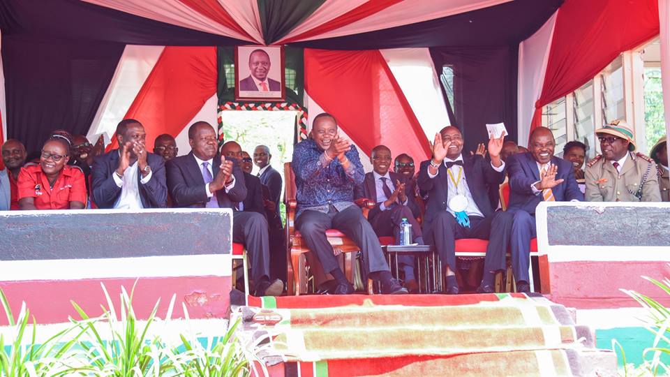 Snake sends people running after it surfaced a few meters from President Uhuru’s seat at Kisumu State Lodge (Photos)