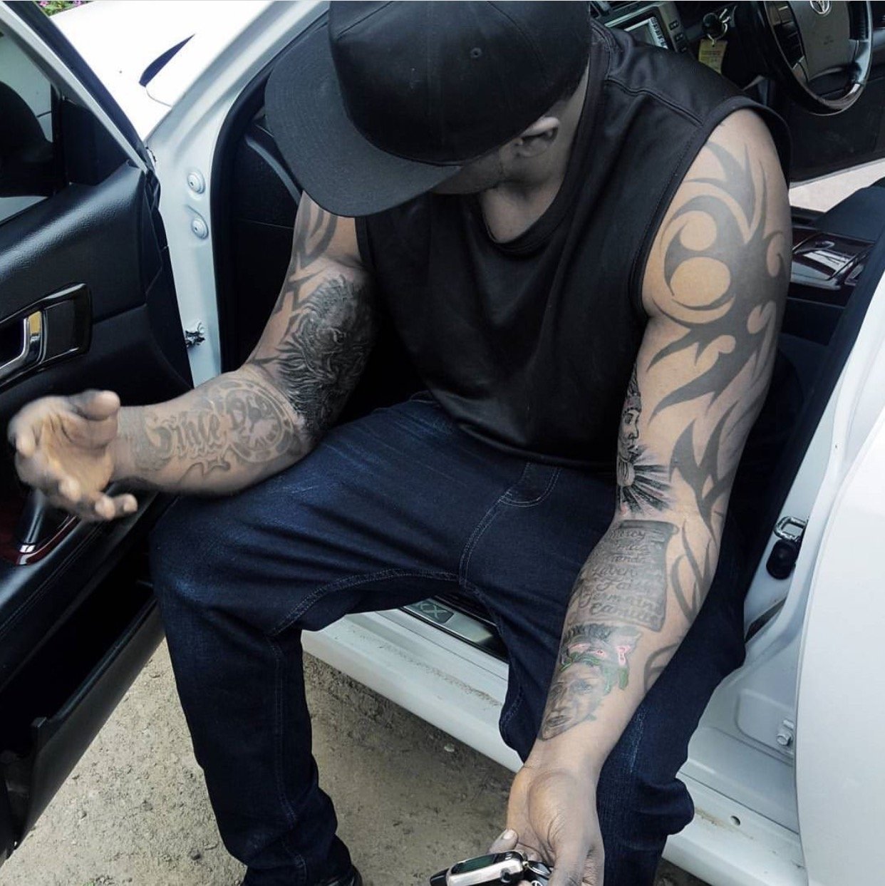 Lanes; Khaligraph Jones parades his brand new Range Rover and his other two car!