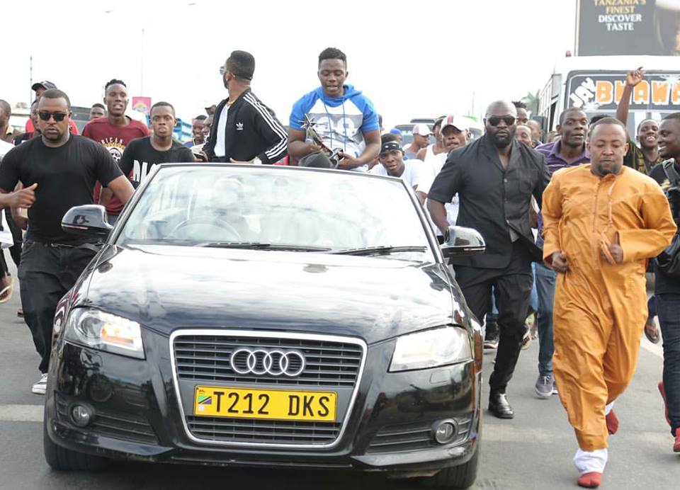 Business brought to a standstill as Diamond storms airport with hundreds of fans to welcome Rayvanny back home (Video)