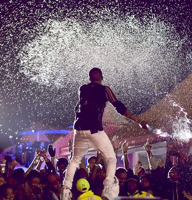 Wizkid brings down KICC with an electrifying performance despite the rain!