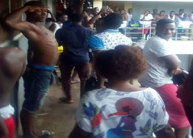 Lady receives standing ovation at male students’ hostel after ‘delivering good service’ to boyfriend (Photos)