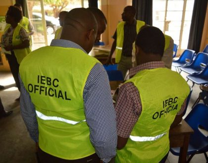 Drama as IEBC revokes Jubilee candidate’s certificate after ODM aspirant tied with him in the last minute (Photos)