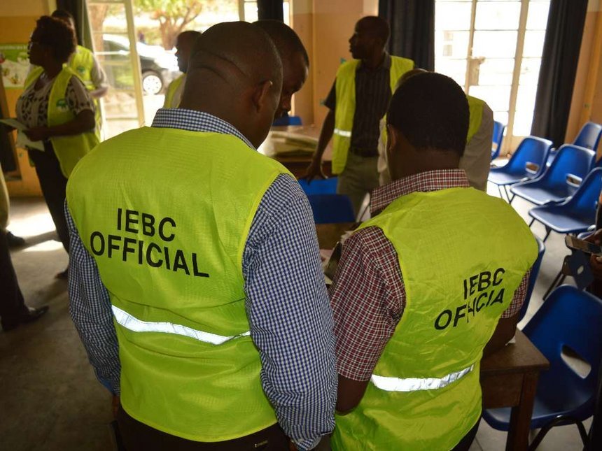 Drama as IEBC revokes Jubilee candidate’s certificate after ODM aspirant tied with him in the last minute (Photos)