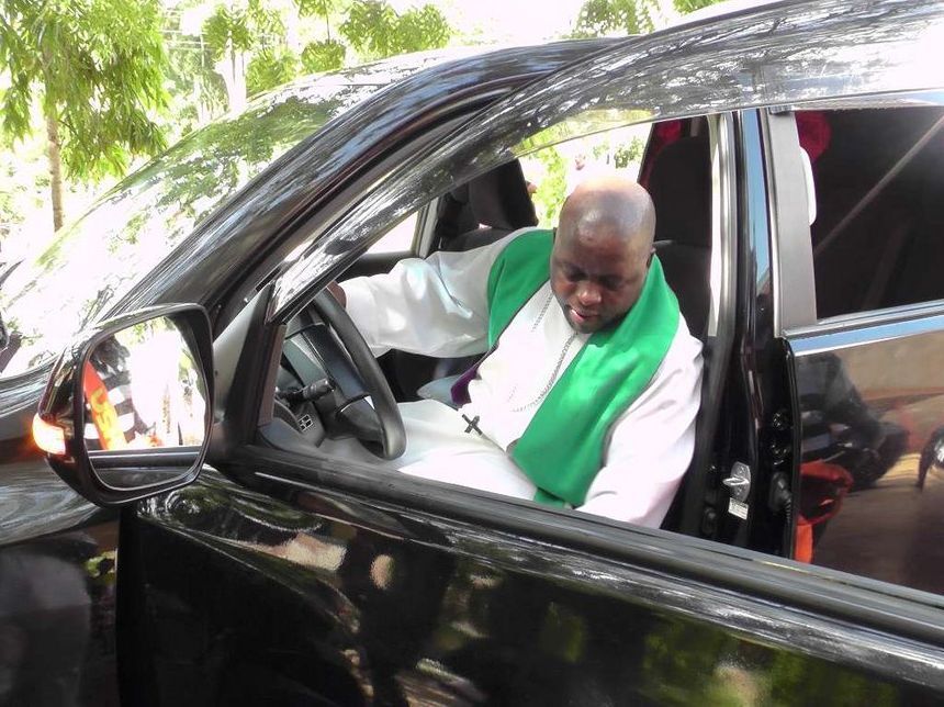 President Uhuru gifts Anglican Bishop with Toyota Prado worth 5 million shillings