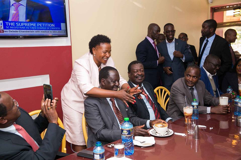 Kenyans rush to do new challenge after Raila Odinga gives Wavinya Ndeti shoulder to lean on (Photos)