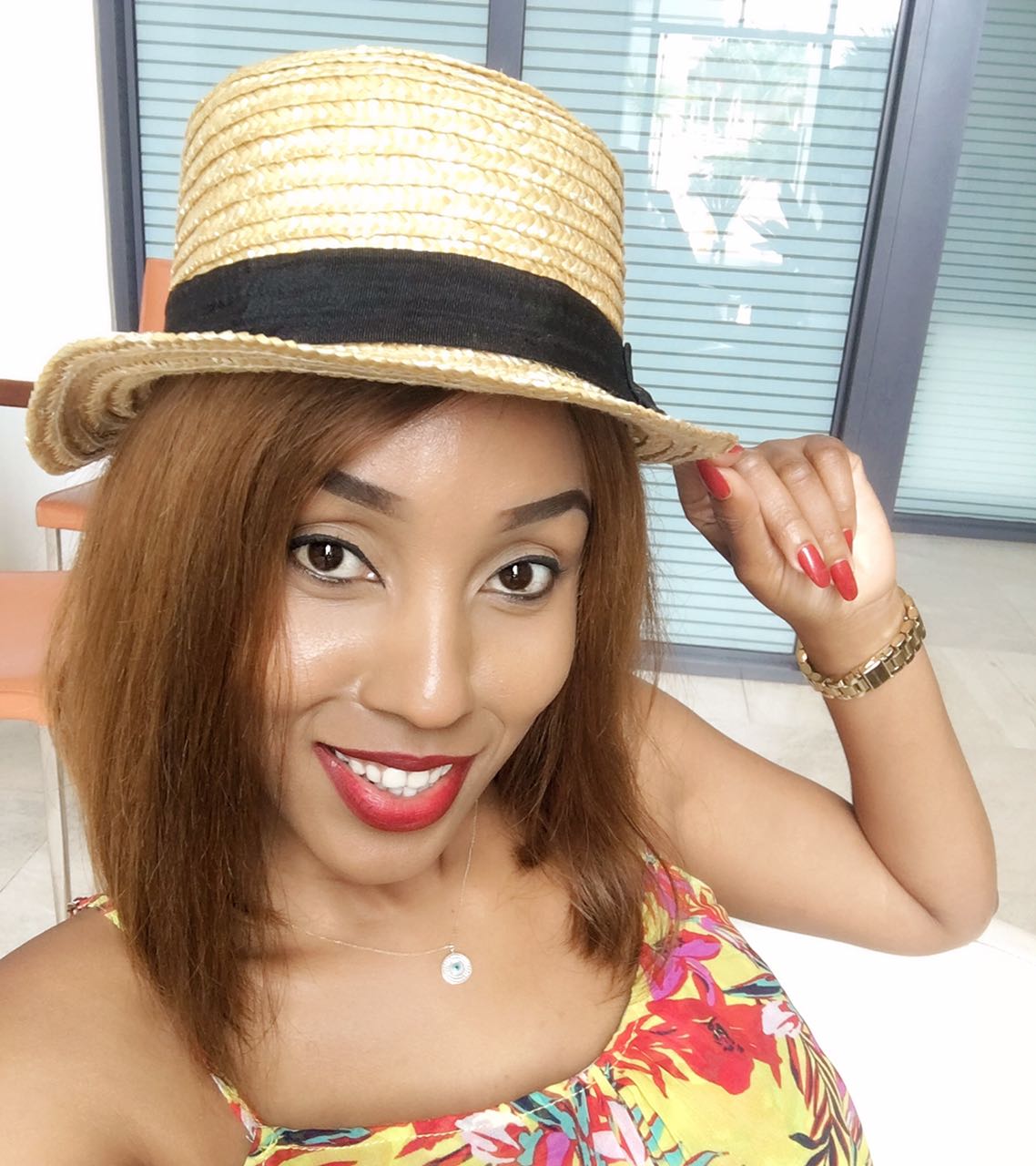 Team mafisi goes crazy after Ebru Tv’s new anchor, Doreen Gatwiri shows off her hips in this tiny skirt