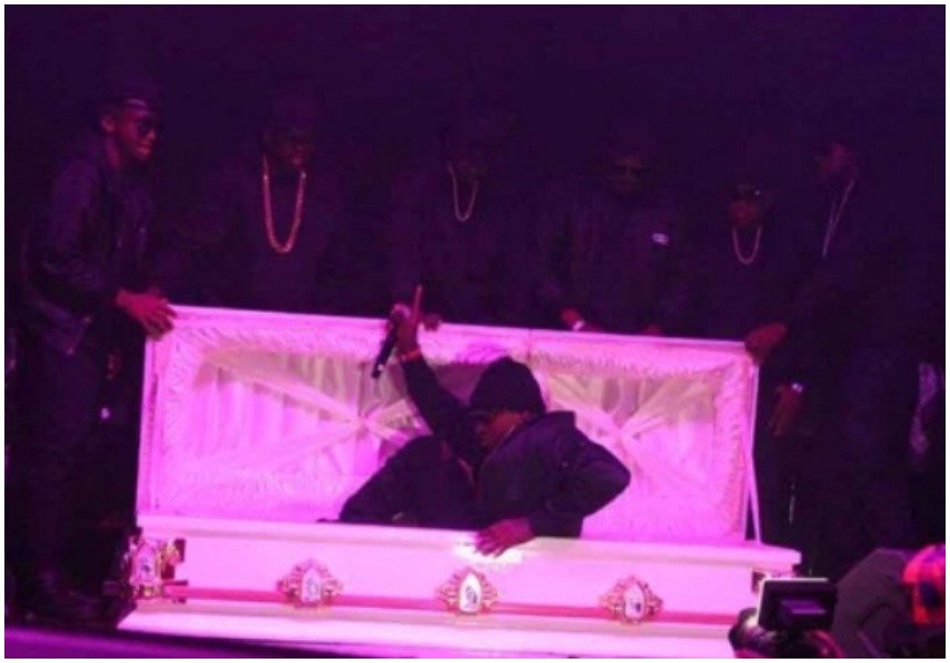 Khaligraph Jones makes grand entrance in a white coffin at the Jameson Connect (Photos)