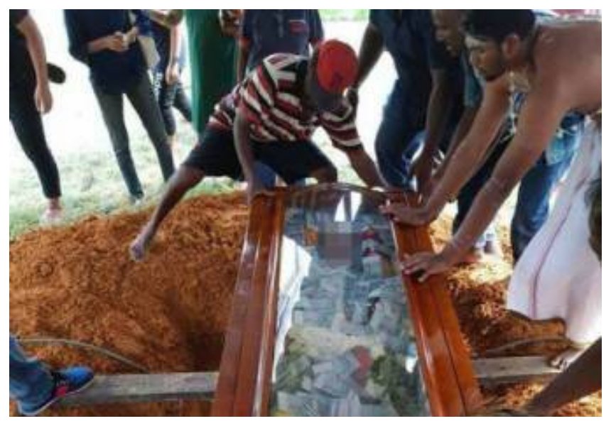 Shock as man buries his father with 790,000 shillings in cash filled in the coffin (Photos)