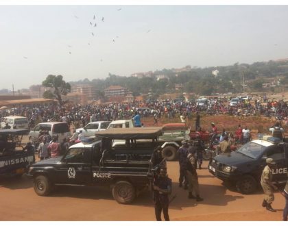 Police having difficult time blocking thousands of fans from accessing mortuary where Mowzey Radio's body lies (Photos)