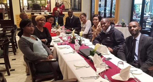 Size 8 introduces extended family in this beautiful photo 