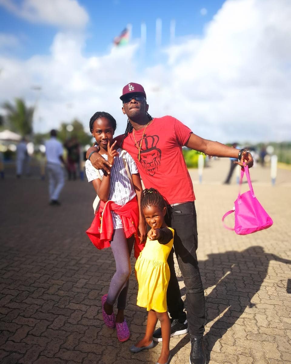 Nameless with his daughters 