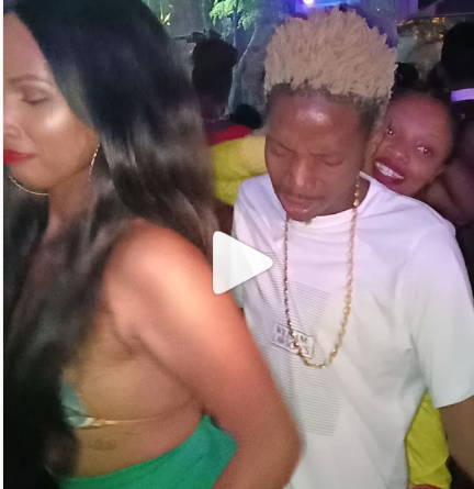 Kusuguliwa ile mbaya! Eric Omondi gets steamy dance from girlfriend as birthday gift(video)