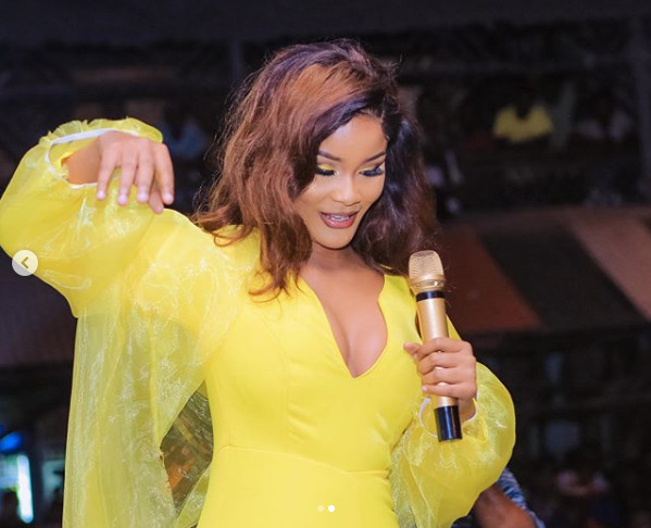 Watch: Drama ensues as male fans fight over Hamisa Mobetto´s piece of dress at festival