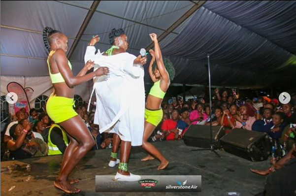 “I pity my baby ! She go fall out oooh” Akothee cries out after staging vigorous dance moves