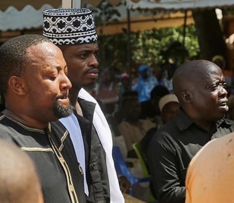 Diamond Platnumz manager weeps uncontrollably during wife’s burial! (Video)