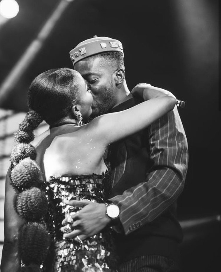 (Photo) Adorable moment when Simi and Adekunle Gold shared a kiss on stage