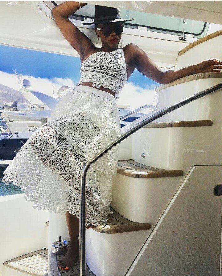 Unathi shows off her amaizing body on vacation