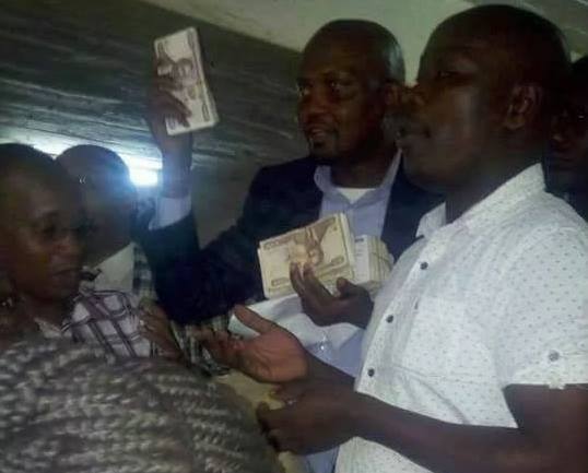 Na ni Njaanuary! Moses Kuria seen dishing out huge stack of money to residents ahead of President Uhuru’s visit (Photos)