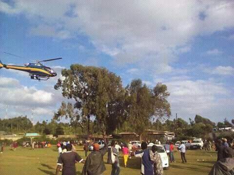 Another James Bond in Meru! Man hitches lift on a chopper carrying Raila Odinga (Photos+video)